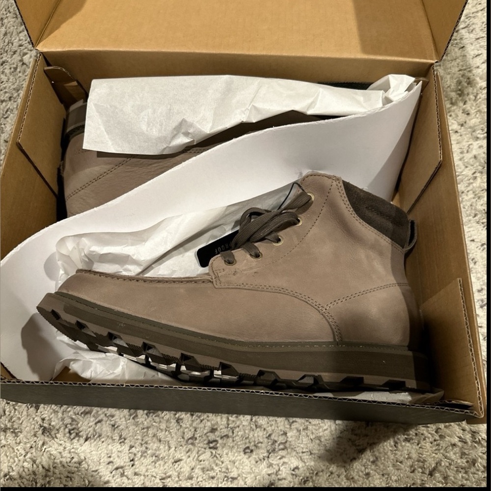 Men’s Sorel boots, brand new in box. Sz 9